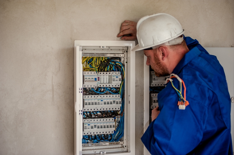 electricite-TOURRETTES SUR LOUP-min_electrician-2755683